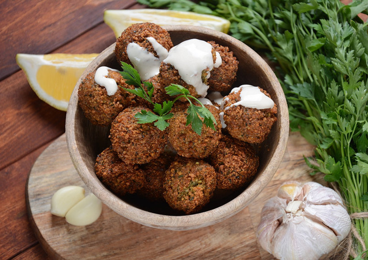 Schüssel mit Falafel, Koriander, Joghurt und Knoblauch