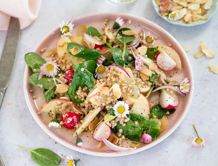 Frühlingssalat mit Gänseblümchen