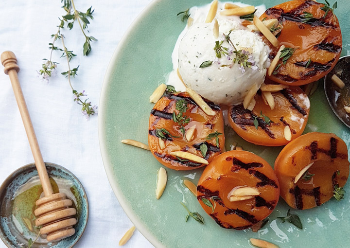 Grillierte Aprikosen mit Thymian-Eiscreme Grillierte Aprikosen mit Thymian-Eiscreme