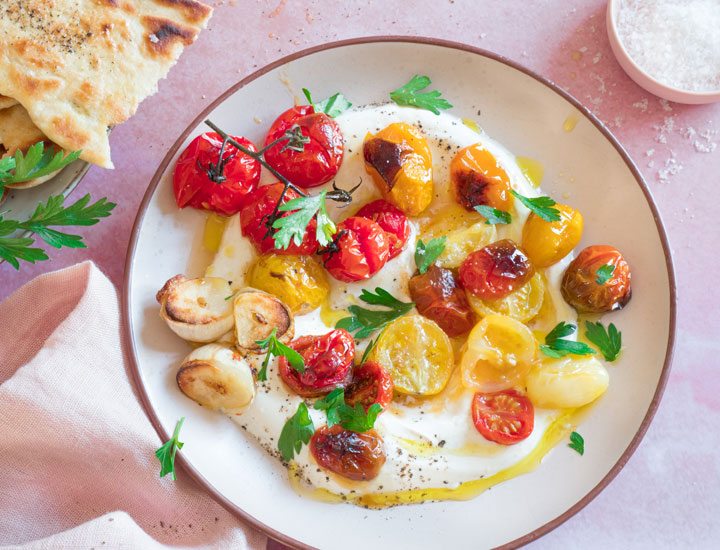 Schüssel mit Labneh und Cherrytomaten