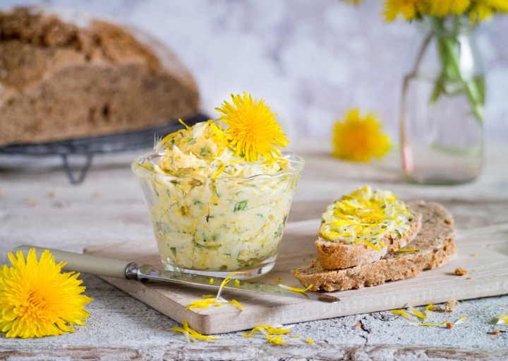 Löwenzahnbutter mit selbstgemachtem Brot