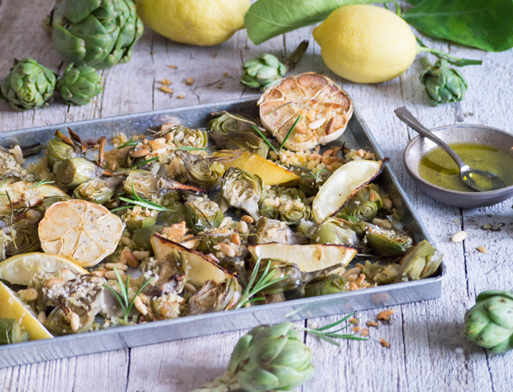 Blech mit Ofen-geröstete Artischocke mit Knoblauch