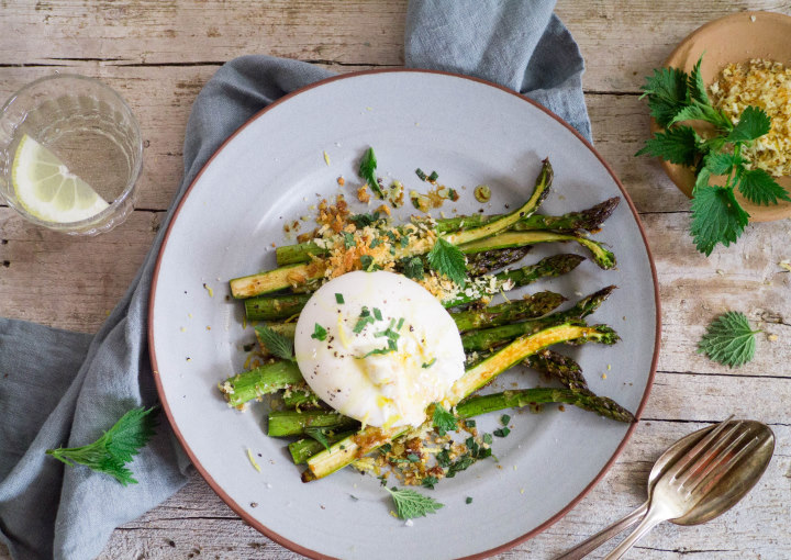 Grüner Ofen-Spargel mit Brennnessel-Crunch