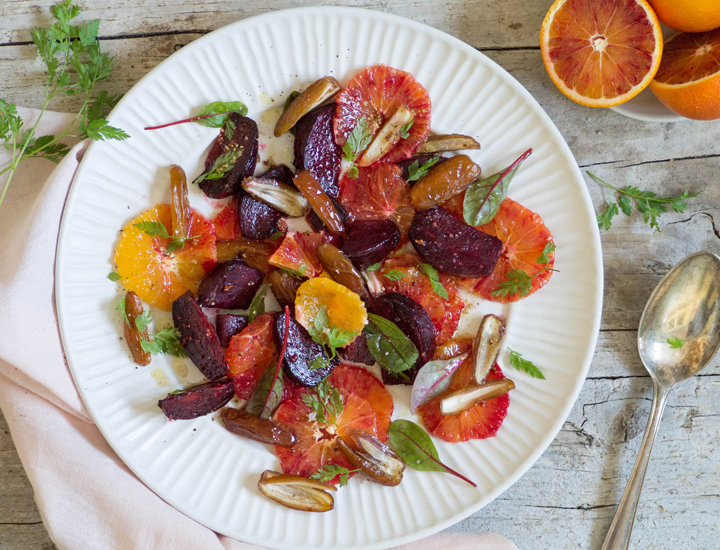 Teller mit Salat aus Orangen, Randen und Datteln