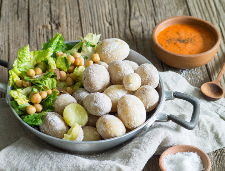 Papas Arrugadas mit Mojo und Lattichsalat