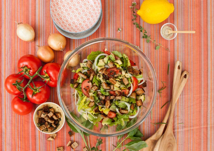 Römersalat mit Brotcroutons