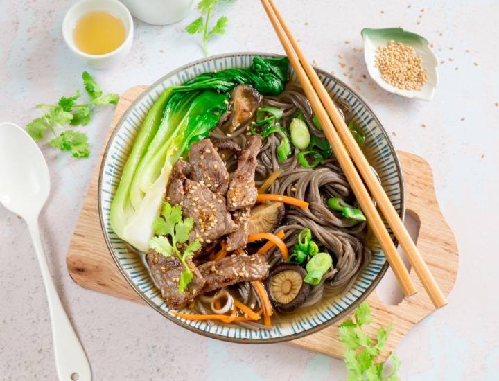 Schüssel mit Sobanudeln, Rindfleisch und Pakchoi