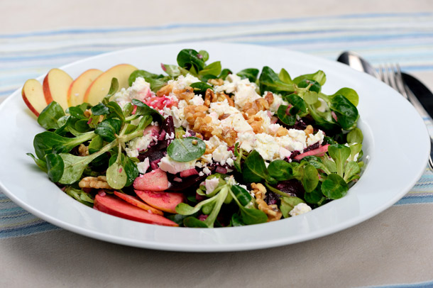 Salatteller aus Feldsalat, Feta und Apfel