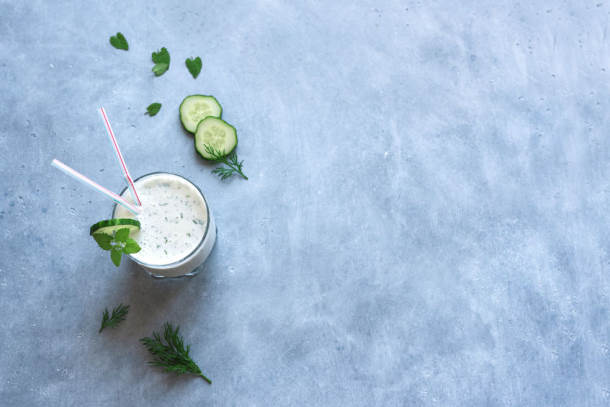 Buttermilch mit Kräutern (Foto: 123RF/O. Bratanova) Lassi mit Kräutern