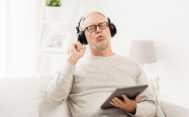 Approche anti-âge pour les cordes vocales (Photo: 123RF, Dolgachov) Pour certains, la voix change audiblement à partir de 50 ans, tandis que d'autres conservent leur voix claire et résonnante jusqu'à un âge avancé.