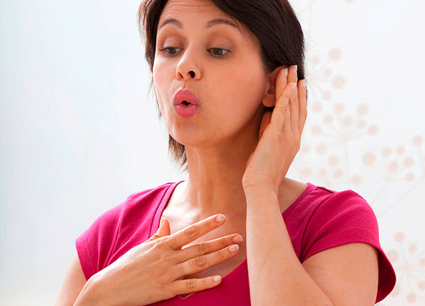 Stimmübungen für den Alltag (Foto: agefotostock, B. Boissonnet) Stimmtraining: Es gibt eine Fülle an einfachen Übungen, die jeder in seinen Alltag integrieren kann. Eine Frau ist dabei Ihre Stimme zu trainieren.