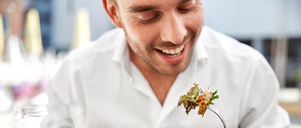 Ein Mann geniesst ein gesundes Essen.