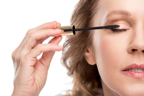 Frau trägt Wimperntusche auf