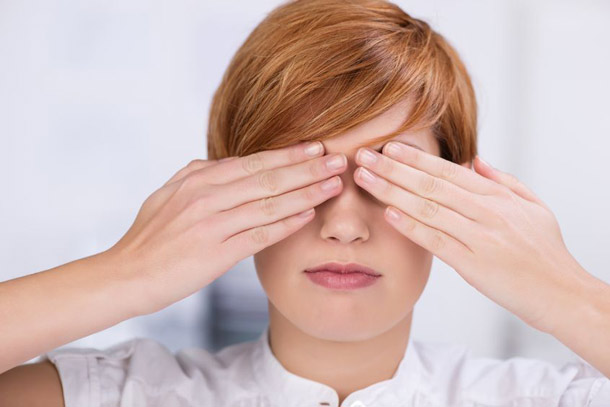 Gönnen Sie den Augen Dunkelheit (Foto: 123RF/racorn) palmieren
