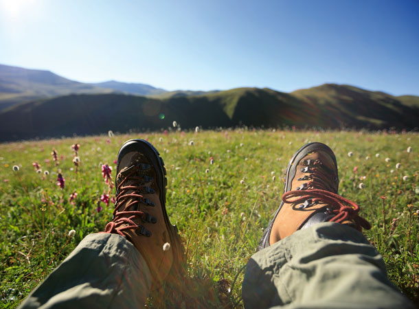 Warum ist Wandern gesund? (Foto: 123RF/lzflzf) Wanderbeine auf einer Wiese