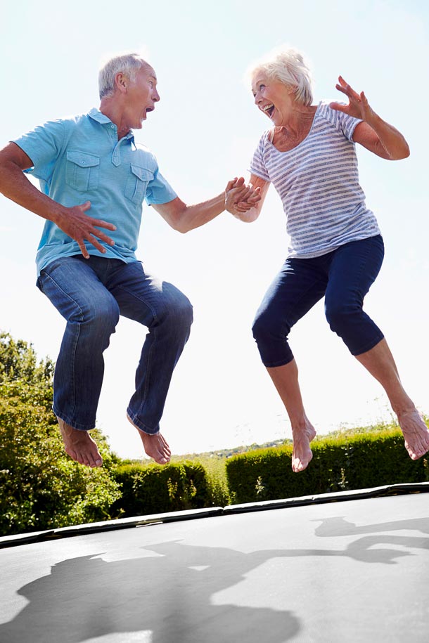 Trampolinspringen: Auch gut für Senioren (Foto: 123RF/C.Yeulet) Senioren-Paar auf dem Trampolin