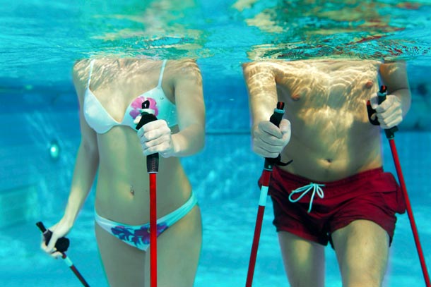 Mann und Frau machen Aquaqwalking