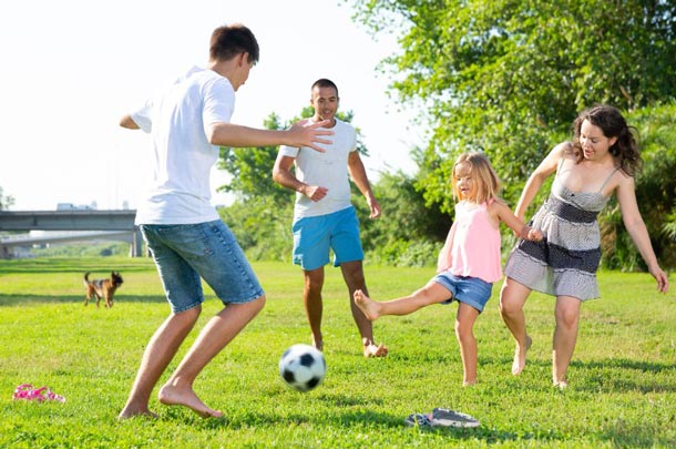 Bewegung ist grundlegend für unseren Organismus (Foto: 123RF/jackf) Familie beim Fussballspielen