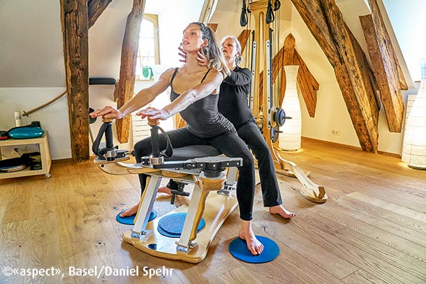 Gyrotonic®: Gyrokinesis mit Geräten (Foto: ©«aspect», Basel/Daniel Spehr ) Gyrotonic Frau korrigiert Haltung