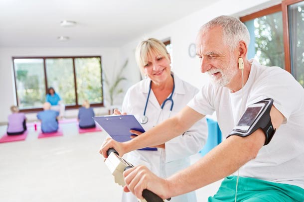 Bewegung hat auch in der Medizin einen grossen Stellenwert (Foto: 123RF/stylephotographs) Mann beim Kardiotraining