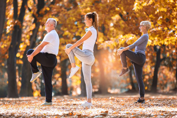 Beweglichkeit der Gelenke fördern, z.B. vor orthopädischen Eingriffen (Foto: 123RF/jovanmandic) Gruppe macht Fitness-Übung im Park