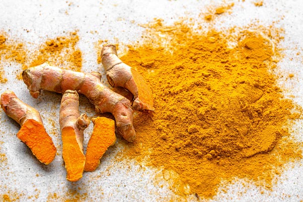 Kurkuma: Der Wirkstoff Curcumin wirkt antientzündlich und antidiabetisch (Foto: 123RF/alicjane) Kurkumawurzel und -pulver