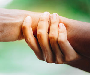 Rheumatoide Arthritis (Foto: 123RF, anut21ng) Man sieht die Hände einer Person auf dem Bild. Die einte Hand hält das Handgelenk der anderen entlastend fest.