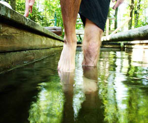 Marcher pieds nus