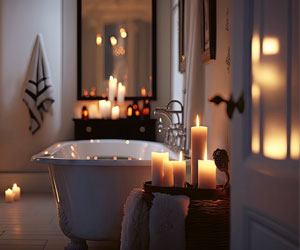 Was man über Melatonin wissen sollte (Foto: 123RF, altitudevisual) Ein stilvolles Badezimmer im Abendlicht, dekoriert mit vielen warm leuchtenden Kerzen. Ein Entspannungsbad am Abend für guten Schlaf.