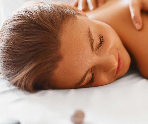 Frau bei Massage
