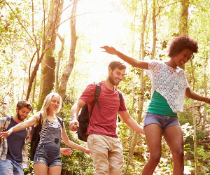 Gruppe Jugendlicher im Wald