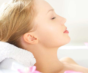 Frau in Badewanne