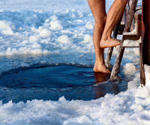 Immunsystem bewusst trainieren (Foto: 123RF, Mihtiander) Eisbaden