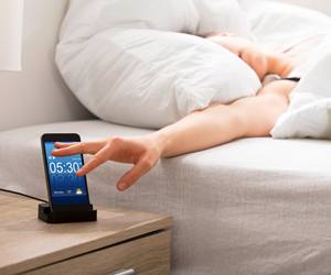 Wecksysteme im Test (Foto: 123RF/andreypopov) Hand tastet nach Handy