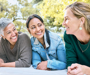 Mehr Wissen über menopausale Beschwerden nötig (Foto: 123RF/peopleimages) lachende Frauengruppe