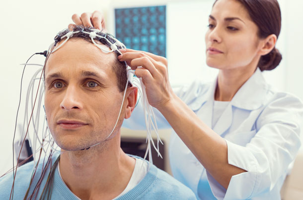 Neurofeedback (Foto: 123RF/yacobchuck) Mann mit Elektroden am Gehirn