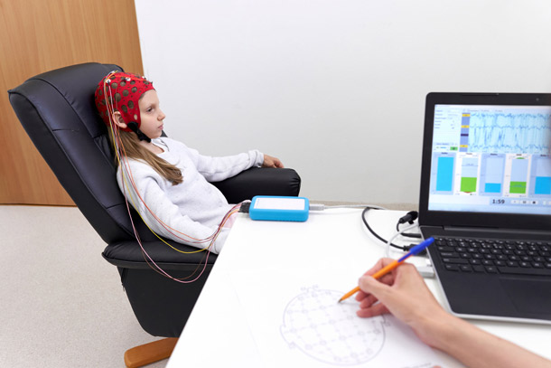 Neurofeedback: Hilfreich bei AD(H)S (Foto: 123RF/westernexoticstockers) Kind bei Biofeedback