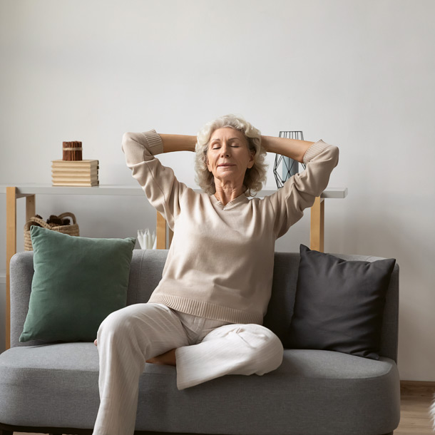 Entspannungselemente aus der Ordnungstherapie können hilfreich sein. (Foto: 123RF/fizkes) Frau entspannt auf dem Sofa
