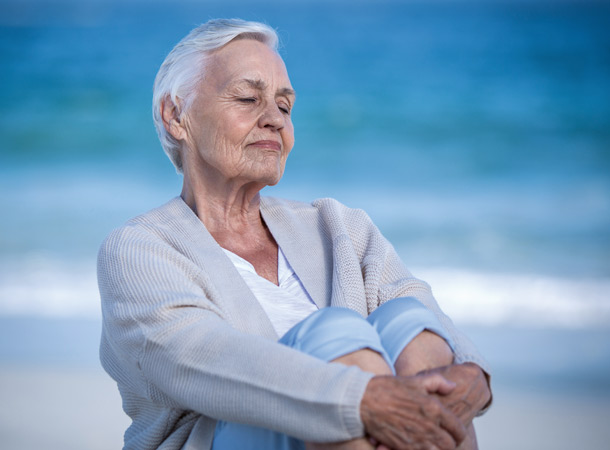 Zum Altern gehört auch das Vergessen (123RF/wavebreakmedia) Frau am Meer