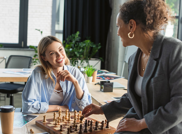 Wichtig sind Hobbys, die das Gehirn fordern (123RF/lightfieldstudios) Frauen beim Schachspielen