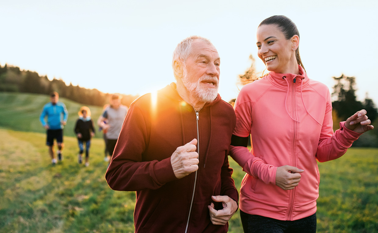 Läuferinnen und Läufer jung und alt (Foto: 123RF, halfpoint) Eine Gruppe unterschiedlicher Läuferinnen und Läufer sind in der Abendsonne in der Natur unterwegs.