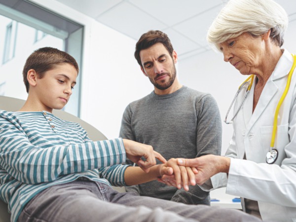 Die richtige Diagnose ist entscheidend (Foto: 123RF/auremar) Kind, Mann und Ärztin