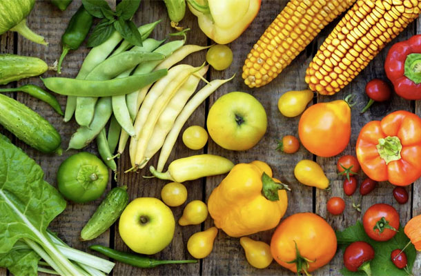 Erkältungen, die Hauptursache für Halsschmerzen, lassen sich mit einer ausgewogenen und vitaminreichen Ernährung reduzieren.