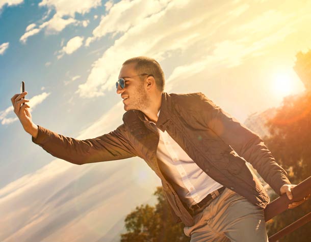 Selfies aus Selbstverliebtheit? (Foto: Thinkstock/Dinic) Mann Selfie