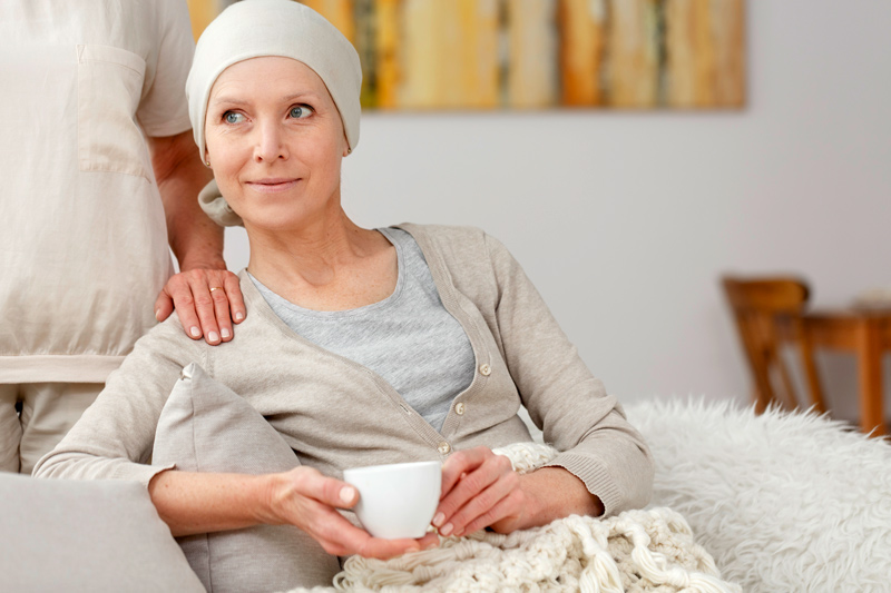 Krebskranke Frau auf dem  Sofa