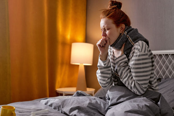 Antibiotika sind meist nicht notwendig (Foto: 123RF/ufabizphoto) Frau im Bett, die stark hustet