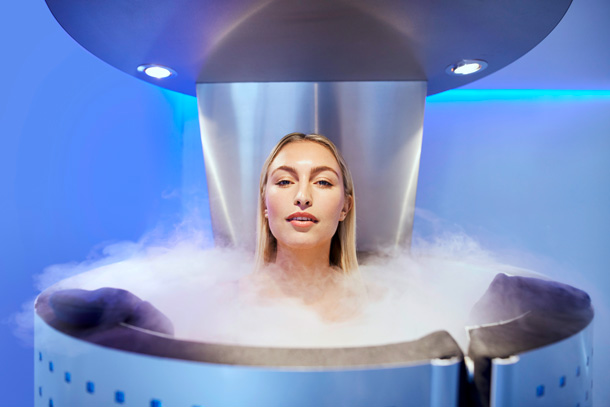 Le sauna à glace est un appareil en forme de tonneau rempli d'azote vaporisé.