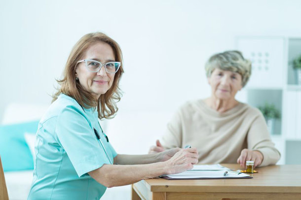 Ein gutes Arzt-Patienten-Verhältnis ist hilfreich bei der Fibromyalgie-Behandlung (Foto: 123RF/K. Białasiewicz) Fibromyalgie Behandlung