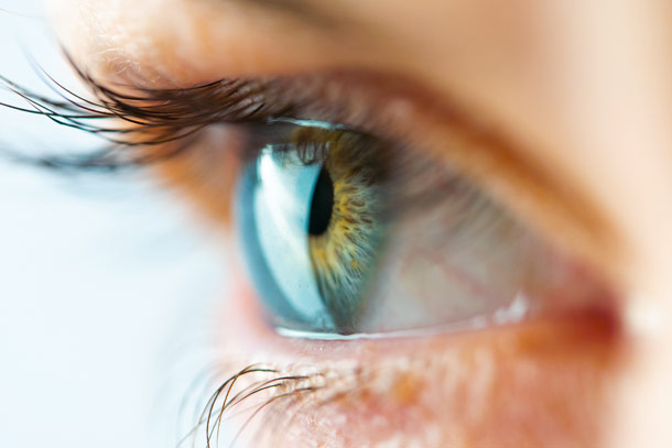 Mikronährstoffe sind wichtig für die Augen (Foto: 123RF/sotnichenko) Auge einer Frau