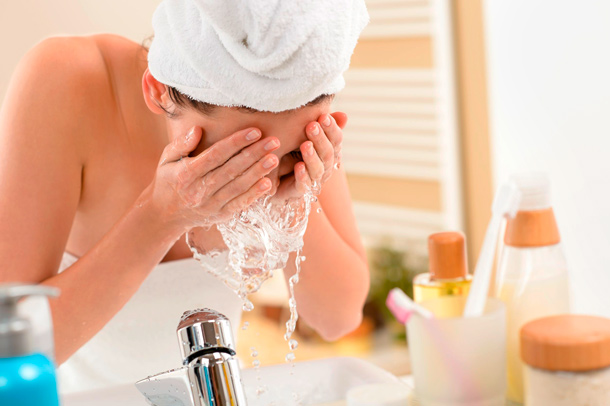 Le matin uniquement une toilette de chat (Photo: 123RF/JM Guyon) Se laver le visage